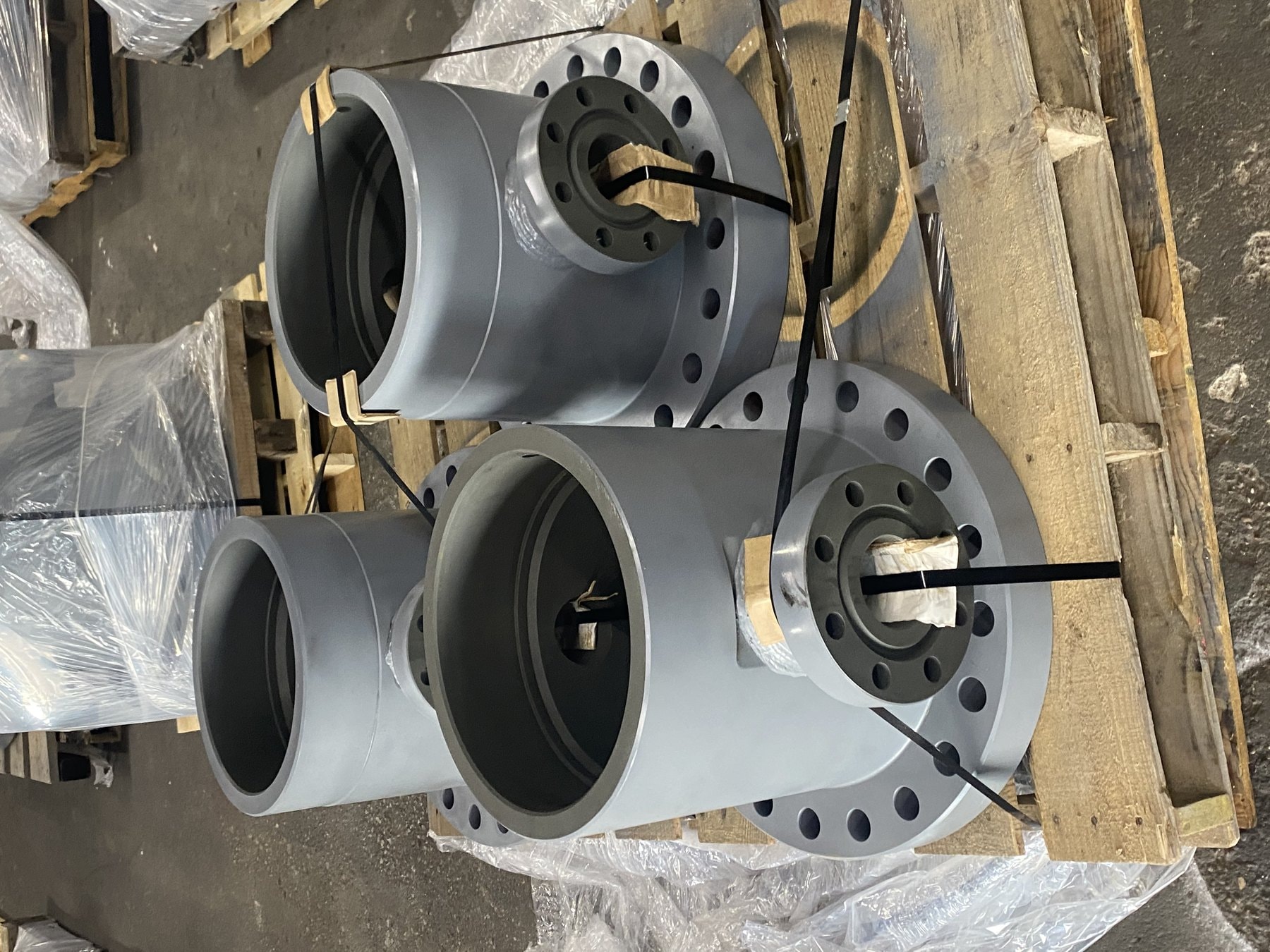 EPI Wellhead Assembly large grey casing head on pallet